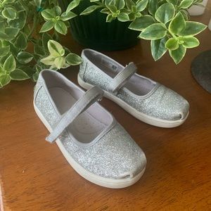 Girls TOMS Velcro slip ons